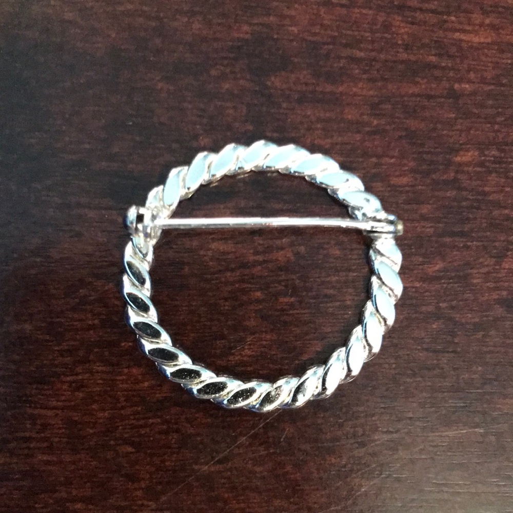 Simple Silver Plated Brooch - Picture 2 of 5